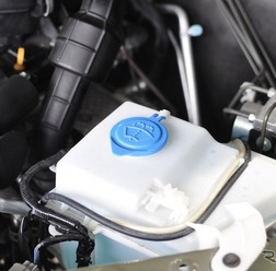 撥水タイプは混ぜるな危険？ 高機能ウォッシャー液の選び方と注意点～Weeklyメンテナンス～