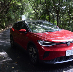 VW ID.4。山岳路では後輪駆動のメリットでステアフィールの良さを実感できる。