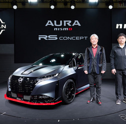 日産モータースポーツ＆カスタマイズNISMO事業所モータースポーツパワートレイン開発部主管の片倉丈嗣さん(右)と同オーテック事業所カスタマイズデザイン部部長の森田充儀さん(左)