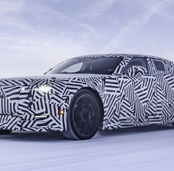 ジャガーのフル電動の4ドアGTのプロトタイプ