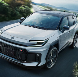 トヨタ RAV4 新型のPHEV（GR SPORT）