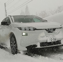 スバル・ソルテラAWD「ET-HS」のフロントビュー。昨年大幅な性能向上と110万円の値下げが行われ、商品力が向上した