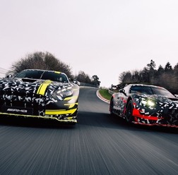 メルセデスAMG『GTブラックシリーズ』(左)とGT3次期型のプロトタイプ