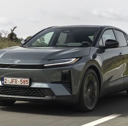 トヨタ『C-HR+』