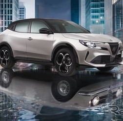 アルファロメオ『ジュニア イブリダ』の限定車「Avorio Classico(アヴォリオ クラシコ)」