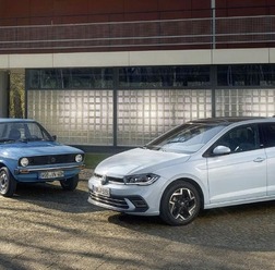 初代VWポロ(左)と「ポロ エディション50」