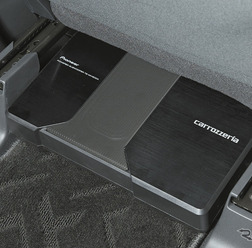 「小型・薄型のパワードサブウーファー」の設置例（カロッツェリア・TS-WH500A）。
