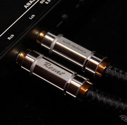 市販「ラインケーブル」の一例(オーディオテクニカ・AT-RX5500A)。