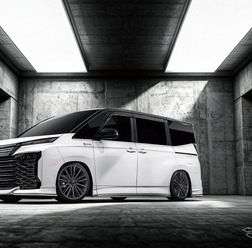 RAYS VERSUS VOUGE AZZ × TOYOTA VOXY