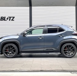 ブリッツ DAMPER ZZ-R　ヤリスクロスハイブリッドGRスポーツ装着例（基準車高：フロント 31mmダウン / リア 30mmダウン）