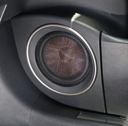 レクサスRXの音が激変！ 金色に輝くビーウィズ最高峰スピーカーが生み出す極上の音響空間［Pro Shop インストール・レビュー］by Warps　後編