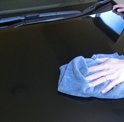 洗車しても消えないボディの「白いシミ」…放置すると厄介なウォータースポットの正体とは？ ～Weeklyメンテナンス～