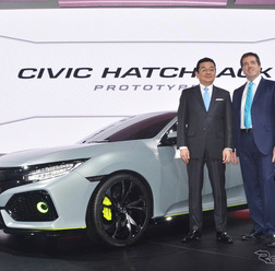 ホンダ八郷隆弘社長とホンダ・モーター・ヨーロッパ副社長のフィリップ・ロス氏(ジュネーブモーターショー16)