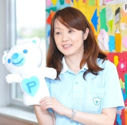 (講師より)たくさんの親子がレッスンを楽しみに笑顔で来てくれます。毎週の子どもの成長には驚くこともたくさんあり、無限に広がる子どもの可能性を実感しています。ひとりひとりのお子さまをご家庭と教室で連携して見守りながら、一緒に悩み、喜び、感動できる第二のお家のようなお教室作りをしています。
