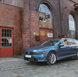 VW パサートGTE ヴァリアント（ツォルフェアアイン炭鉱業遺跡群）