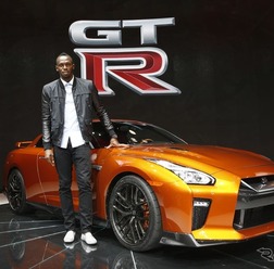 日産 GT-R の2017年型とウサイン・ボルト選手(ニューヨークモーターショー16)