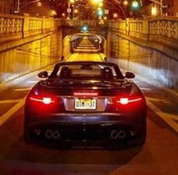 米NYのトンネルを封鎖して排気音を披露したジャガーFタイプ SVR