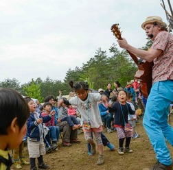 ファミリー向け野外フェス「マンモス・パウワウ」5月14日(土)・15日(日)に開催