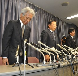 燃費の不正について謝罪する三菱自動車の役員(左から中尾龍吾副社長、相川哲郎社長、横幕康次執行役員)