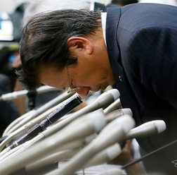 燃費データに不正があったとして謝罪する三菱自動車相川哲郎社長（20日）