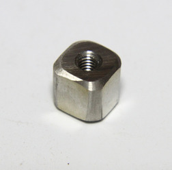 8個セット個で4600円（税別）バッフル・取り付けネジは含まず。