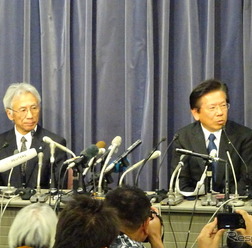 三菱自動車工業の相川哲郎社長と中尾龍吾副社長は4月26日、国土交通省で燃費データの不正問題について記者会見を行った