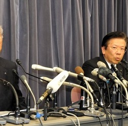 不正操作の経緯を説明する三菱自動車の役員（26日・左から中尾龍吾副社長、相川哲郎社長、横幕康次執行役員）