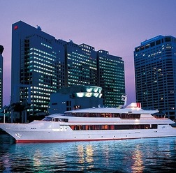 天王洲アイルの運河沿いに佇むレストラン・クルーズシップを併せ持つ複合施設「クリスタル ヨット クラブ」  ナイトクルーズの様子