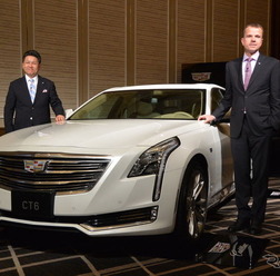 キャデラックCT6。GMジャパン石井澄人社長(写真左)とキャデラックのウーベ・エリングハウス CMO(写真右)