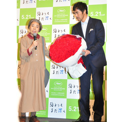 200本のカーネーションを樹木希林へ渡す阿部寛『海よりもまだ深く』母の日トークイベント