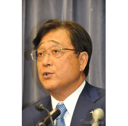 続投し原因究明に道筋をつける三菱自動車、益子会長（11日・国土交通省）