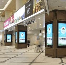 デジタルサイネージの利用イメージ（阪急百貨店うめで本店前のシャープのデジタルサイネージ：リリースより）