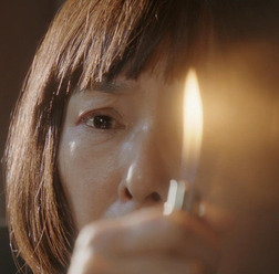 桃井かおり『火 Hee』-(C)YOSHIMOTO KOGYO、チームオクヤマ