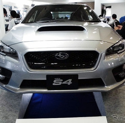 『WRX S4』のシンメトリカルAWDやサスペンションをフロア側から眺められるように展示したスバル（人とくるまのテクノロジー展2016横浜）
