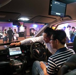 新型サイバーナビを体感するために遠く山口県や宮崎県から訪れた人もいた