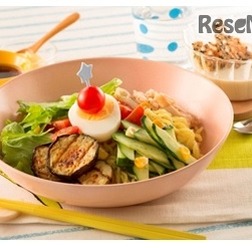 7・8月のメニューは「サラダ冷やし中華」と「白ごまミルクプリン&ごまごまチュイール」