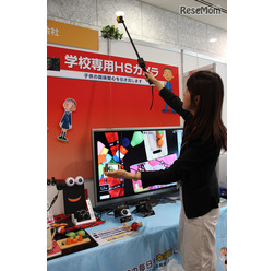 子どもが覗けない、高い場所のようすも楽々観察できる　カシオ計算機が展示するセパレート式コンパクトデジカメ「EX-FR100」