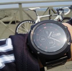 しっとりとした落ち着きをみせるチタン独特の質感は、スポーツシーンにもマッチ