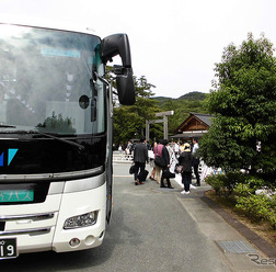 ジェットスター・ジャパンとウィラートラベルがコラボした「AIR & BUS成田発伊勢行きツアー」。中部国際空港から伊勢市までは、伊勢湾沿いを行く名鉄観光バスで
