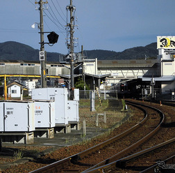 桜新道踏切でレンタサイクルを降り、伊勢市駅などを眺める(AIR & BUS成田発伊勢行きツアー)