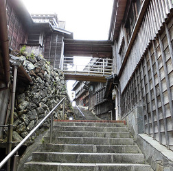 伊勢神宮、内宮と外宮を結ぶ旧街道・古市参宮街道を歩く。江戸時代のにぎわいを感じる猿田彦神社や麻吉旅館へ（AIR & BUS成田発伊勢行きツアー）