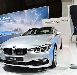 BMW 330e(東京モーターショー15)