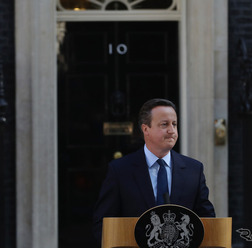 投票の結果を受けて英首相辞任を表明したキャメロン(24日) (c) Getty Images