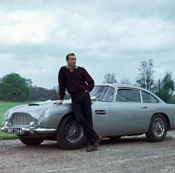 1964年　「007 ゴールドフィンガー」ボンドカーの代名詞とも言える『アストンマーティンDB5』。今では名車と讃えられるこの車は、これ以降計6作品に登場することになる。