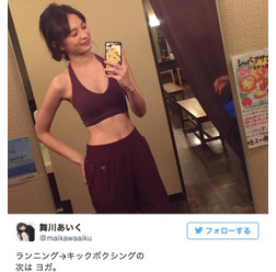 モデル・舞川あいく、美しすぎる腹筋披露…キックボクシングやテニスに挑戦
