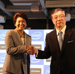 協業を発表したインテル代表取締役社長の江田麻季子氏(左)と内田洋行代表取締役社長の大久保昇氏(右)