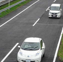 日産 プロパイロット搭載車(後方)の追従走行
