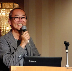 クルマのデジタルラジオ『Amanekチャンネル』をプレゼンした、アマネク・テレマティクスデザイン庄司明弘CMO（7月15日、東京・半蔵門）