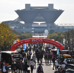 東京モーターショー開園前から多くの人たちが賑わっている。