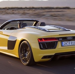 新型 アウディ R8 スパイダー V10